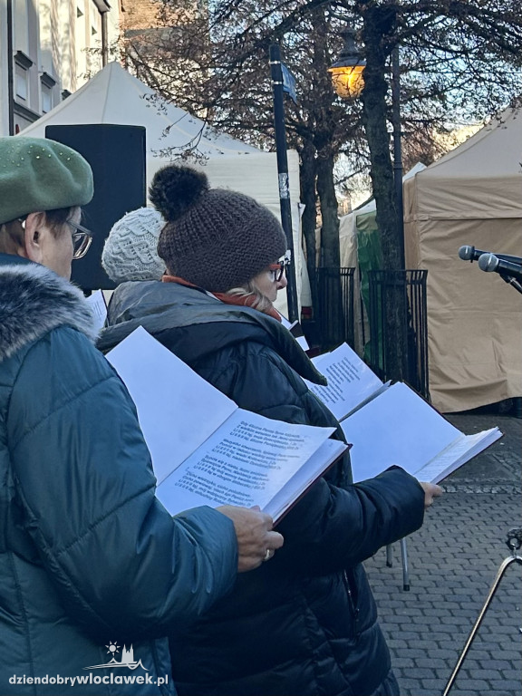 Seniorzy z klubu „Łęg” na Jarmarku Bożonarodzeniowym