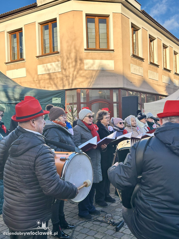 Seniorzy z klubu „Łęg” na Jarmarku Bożonarodzeniowym
