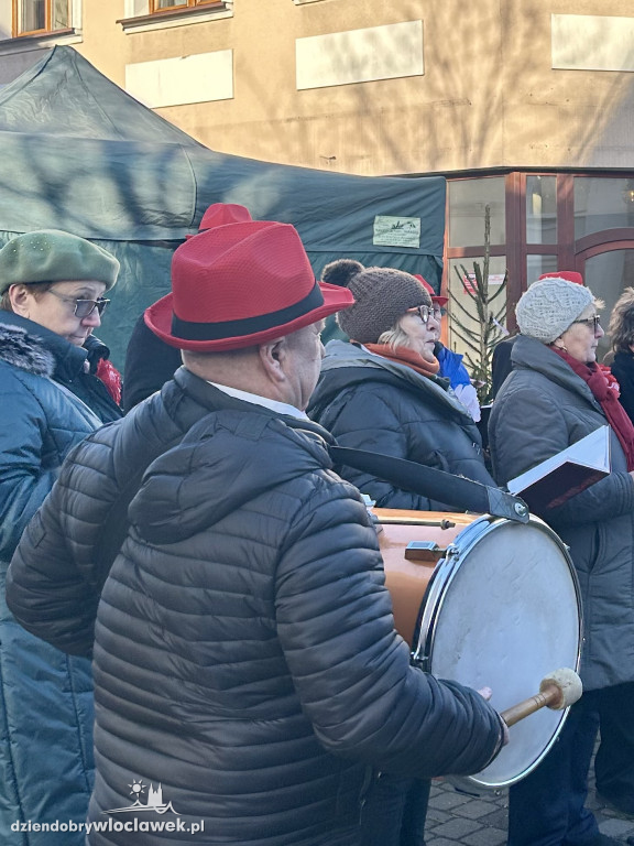 Seniorzy z klubu „Łęg” na Jarmarku Bożonarodzeniowym