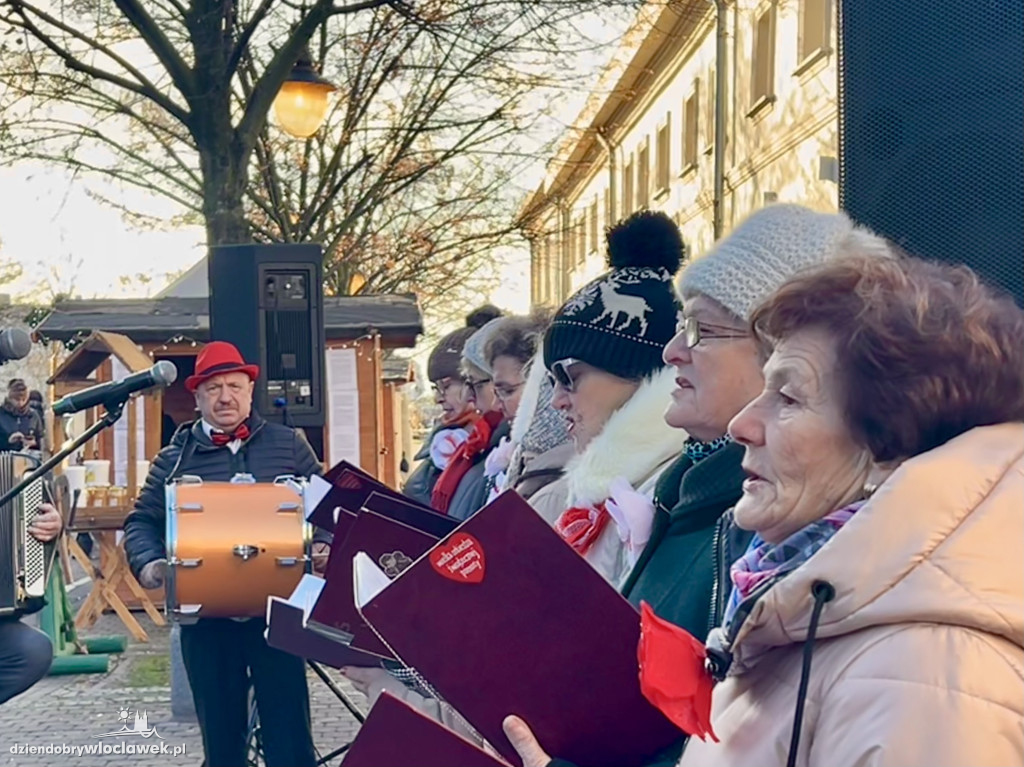 Seniorzy z klubu „Łęg” na Jarmarku Bożonarodzeniowym