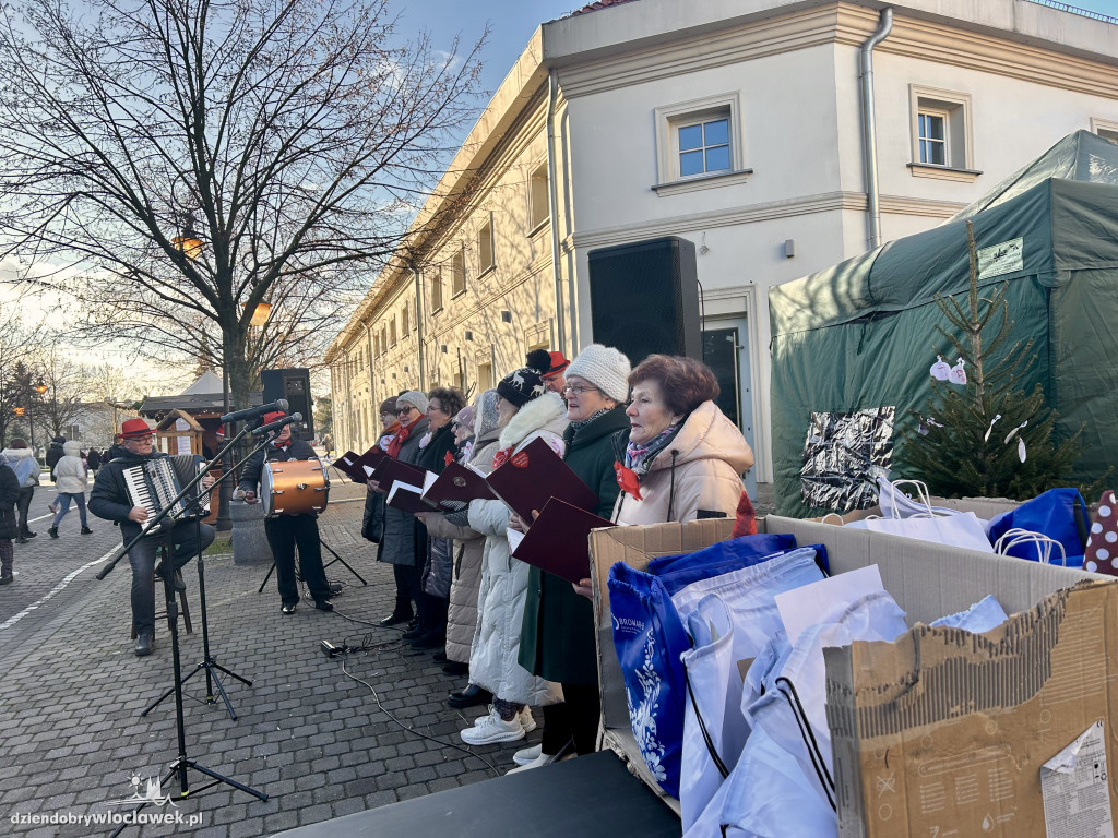 Seniorzy z klubu „Łęg” na Jarmarku Bożonarodzeniowym