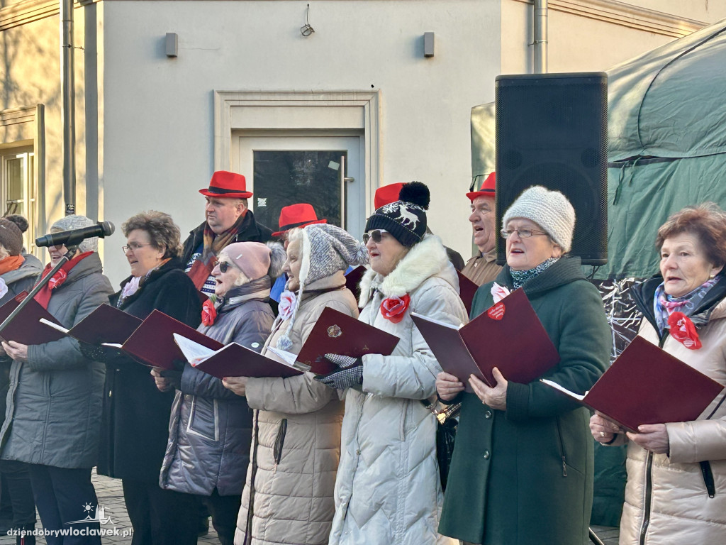Seniorzy z klubu „Łęg” na Jarmarku Bożonarodzeniowym