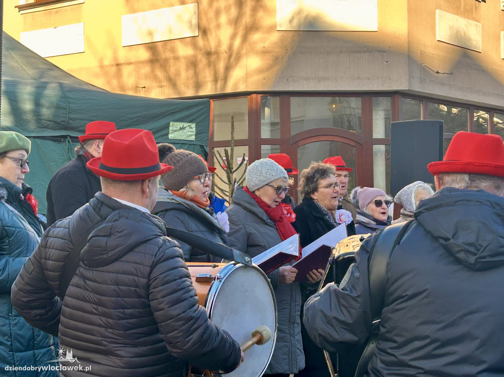 Seniorzy z klubu „Łęg” na Jarmarku Bożonarodzeniowym