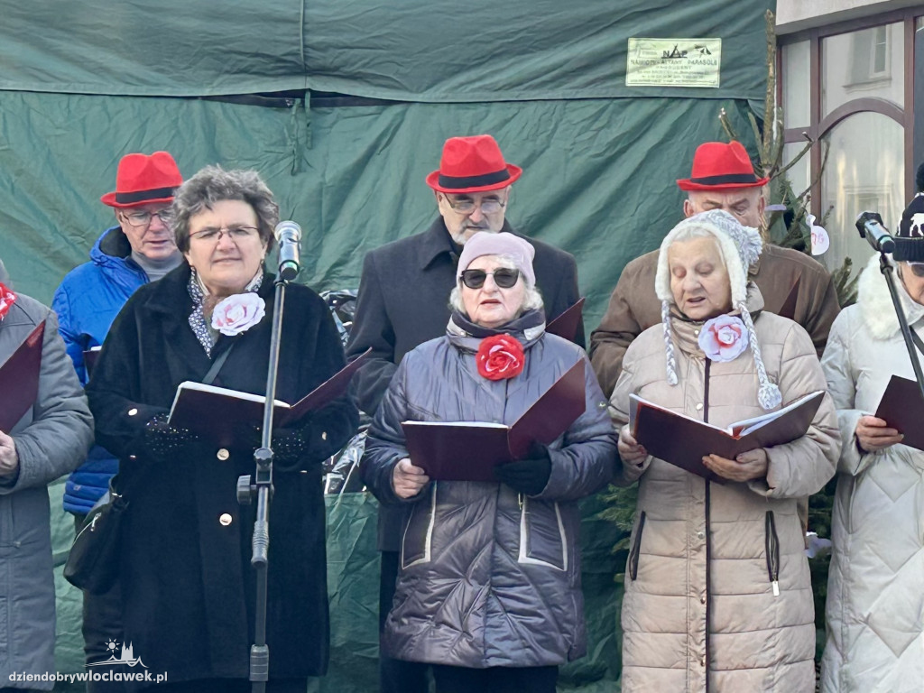 Seniorzy z klubu „Łęg” na Jarmarku Bożonarodzeniowym