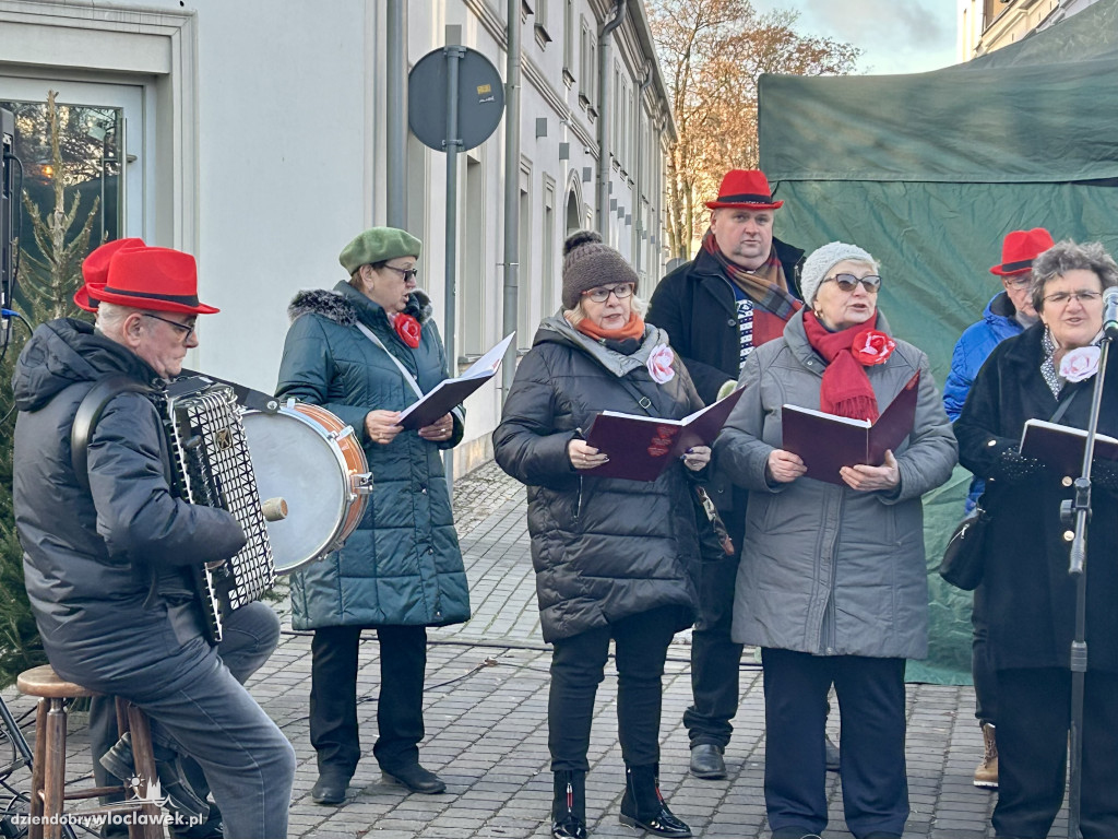 Seniorzy z klubu „Łęg” na Jarmarku Bożonarodzeniowym