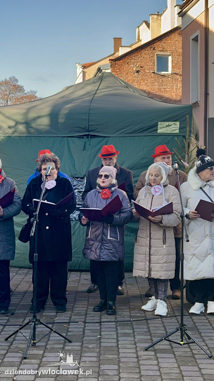 Seniorzy z klubu „Łęg” na Jarmarku Bożonarodzeniowym