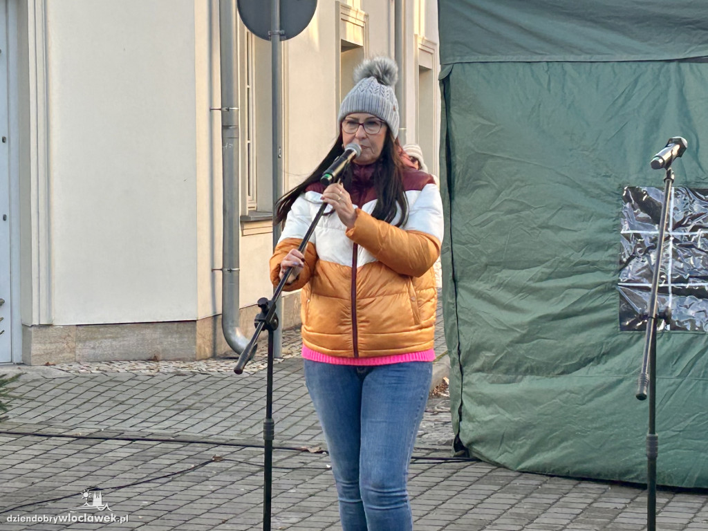 Seniorzy z klubu „Łęg” na Jarmarku Bożonarodzeniowym