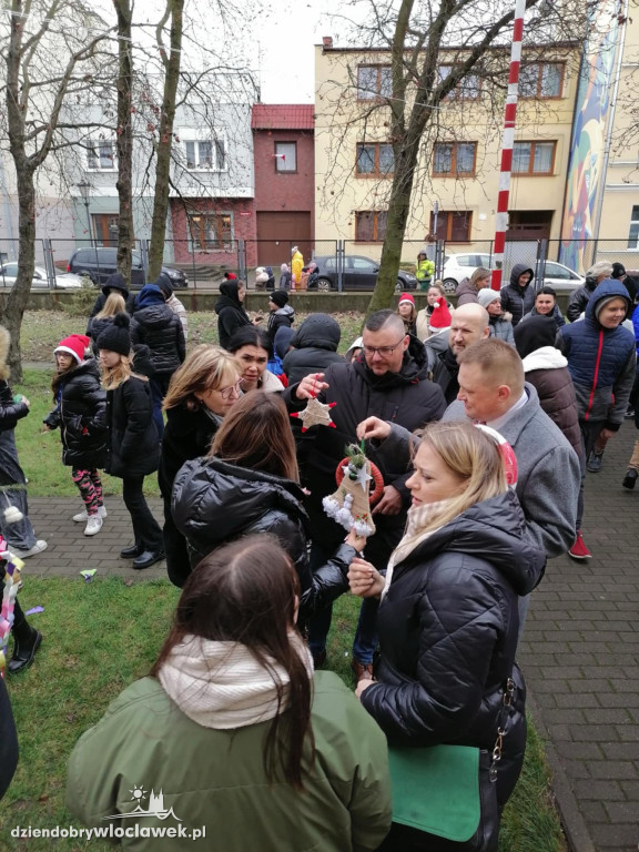 Wspólne ubieranie Śródmiejskiej Choinki