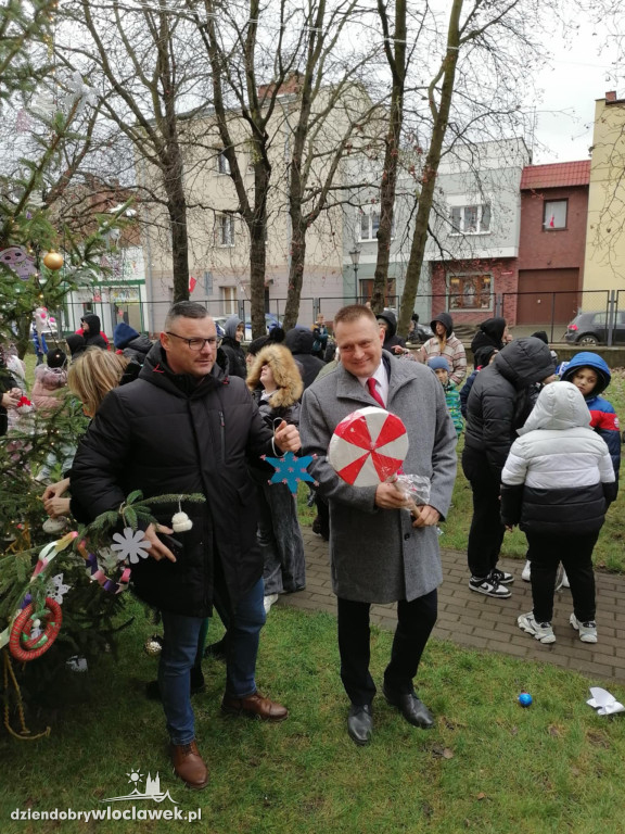 Wspólne ubieranie Śródmiejskiej Choinki