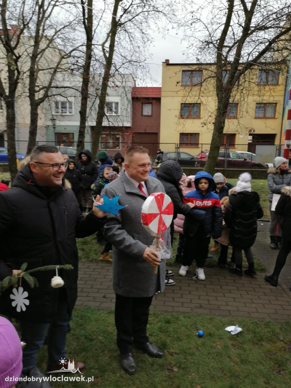 Wspólne ubieranie Śródmiejskiej Choinki