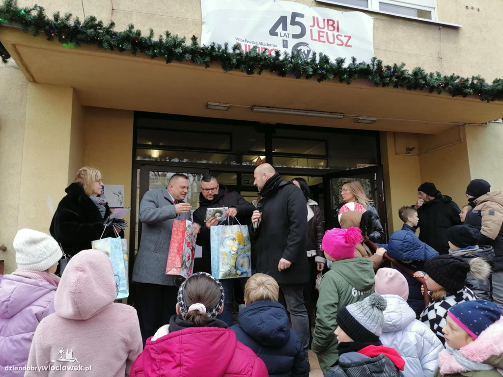 Wspólne ubieranie Śródmiejskiej Choinki