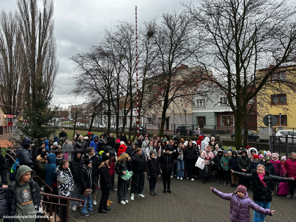 Wspólne ubieranie Śródmiejskiej Choinki