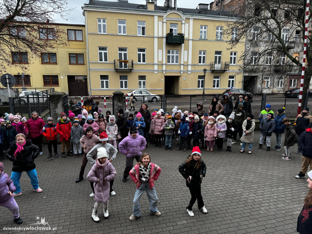 Wspólne ubieranie Śródmiejskiej Choinki