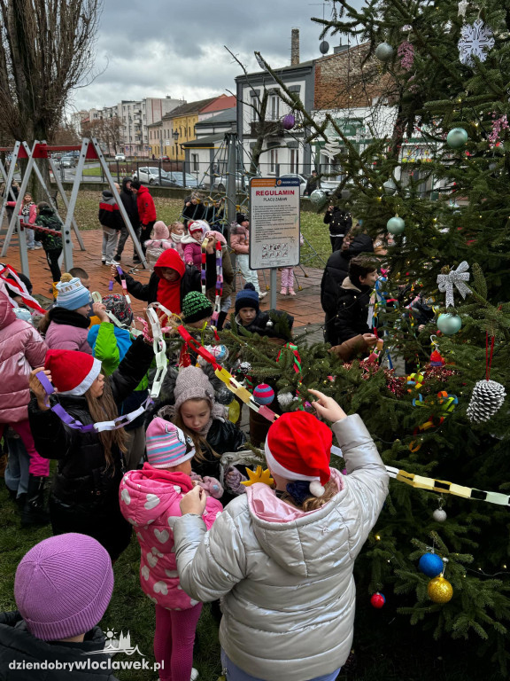 Wspólne ubieranie Śródmiejskiej Choinki