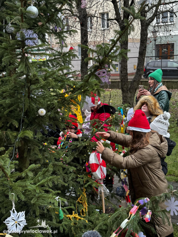 Wspólne ubieranie Śródmiejskiej Choinki