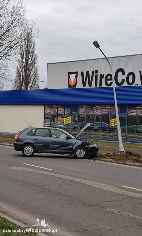 Samochód uderzył w latarnię