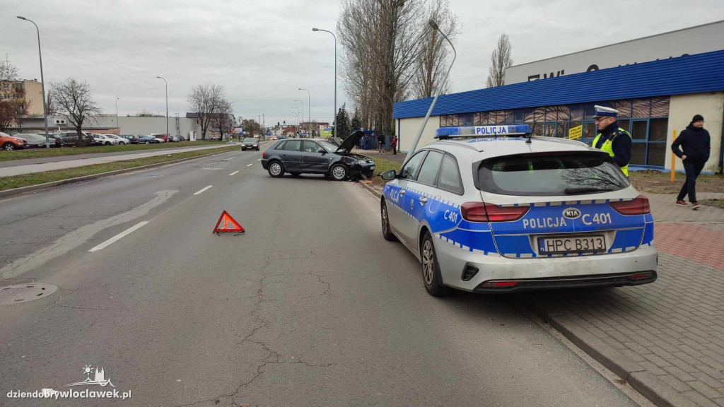 Samochód uderzył w latarnię