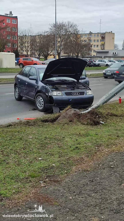 Samochód uderzył w latarnię