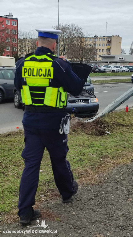 Samochód uderzył w latarnię