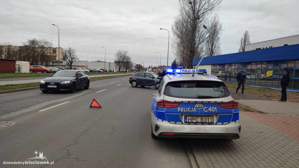 Samochód uderzył w latarnię