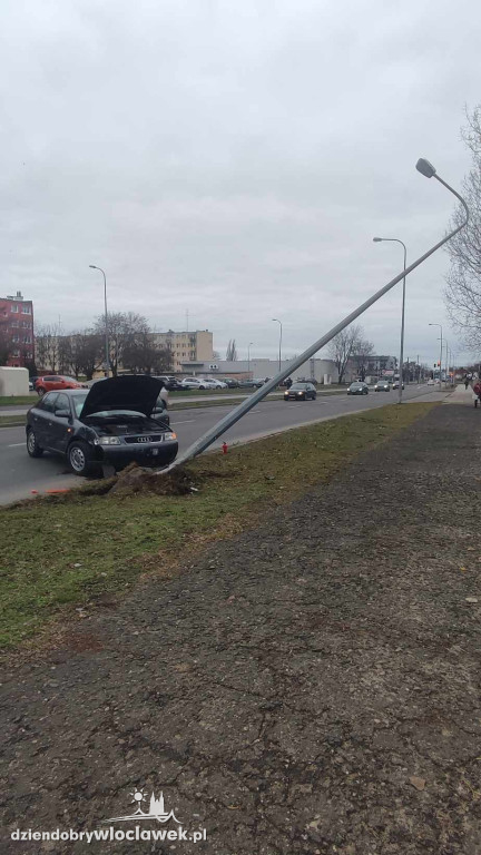 Samochód uderzył w latarnię