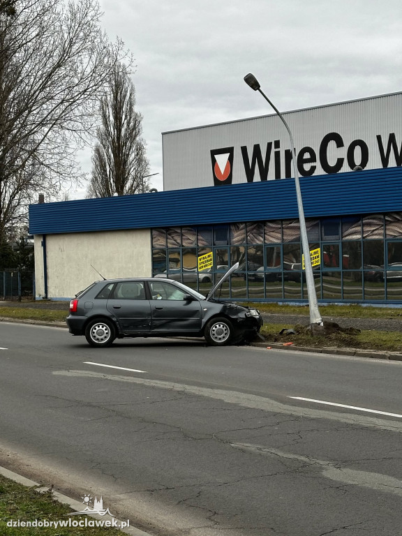 Samochód uderzył w latarnię