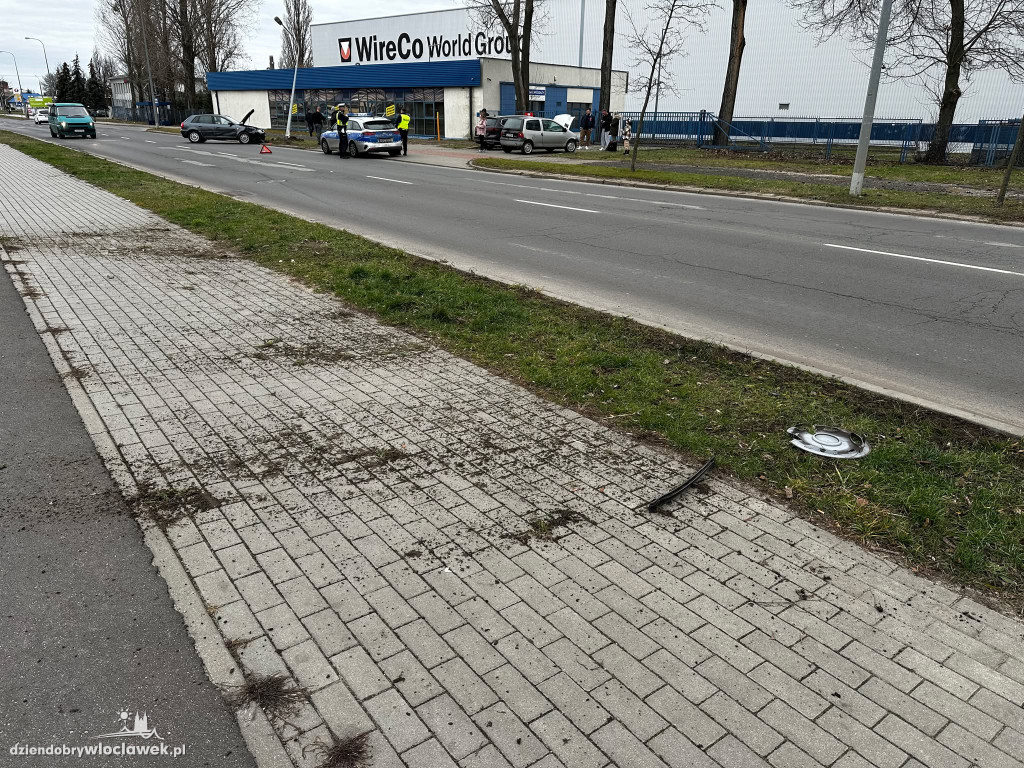 Samochód uderzył w latarnię