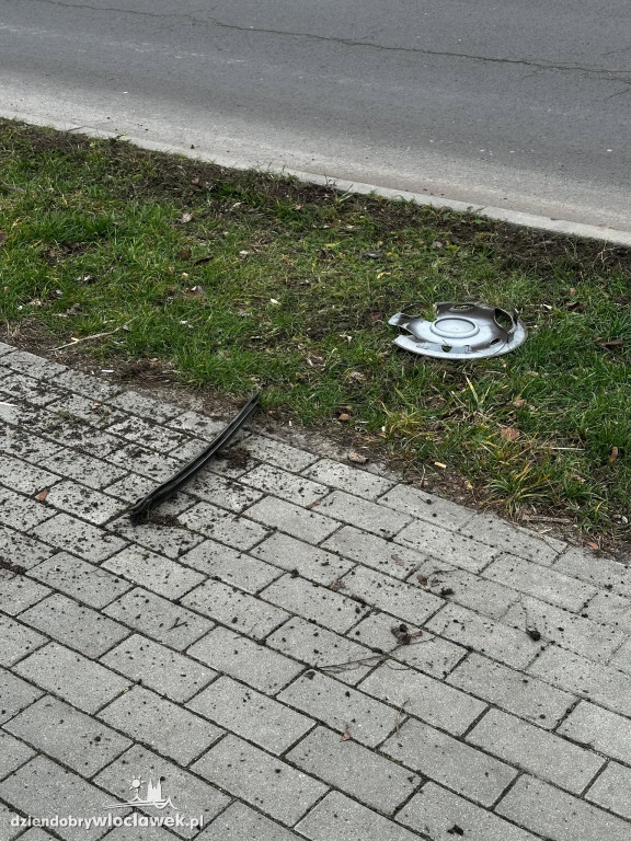 Samochód uderzył w latarnię