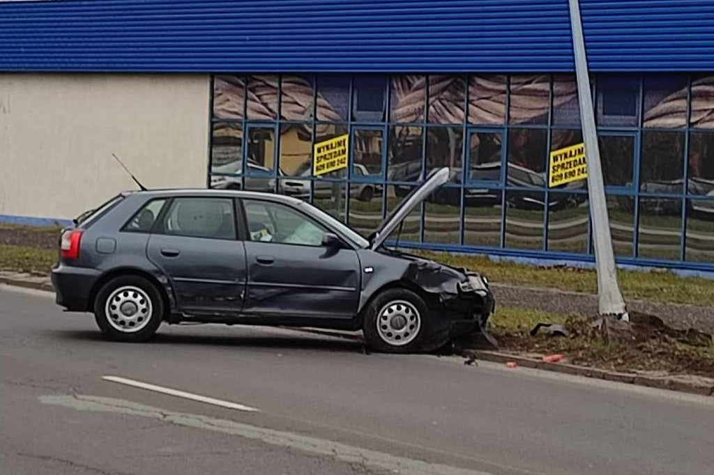 Samochód uderzył w latarnię