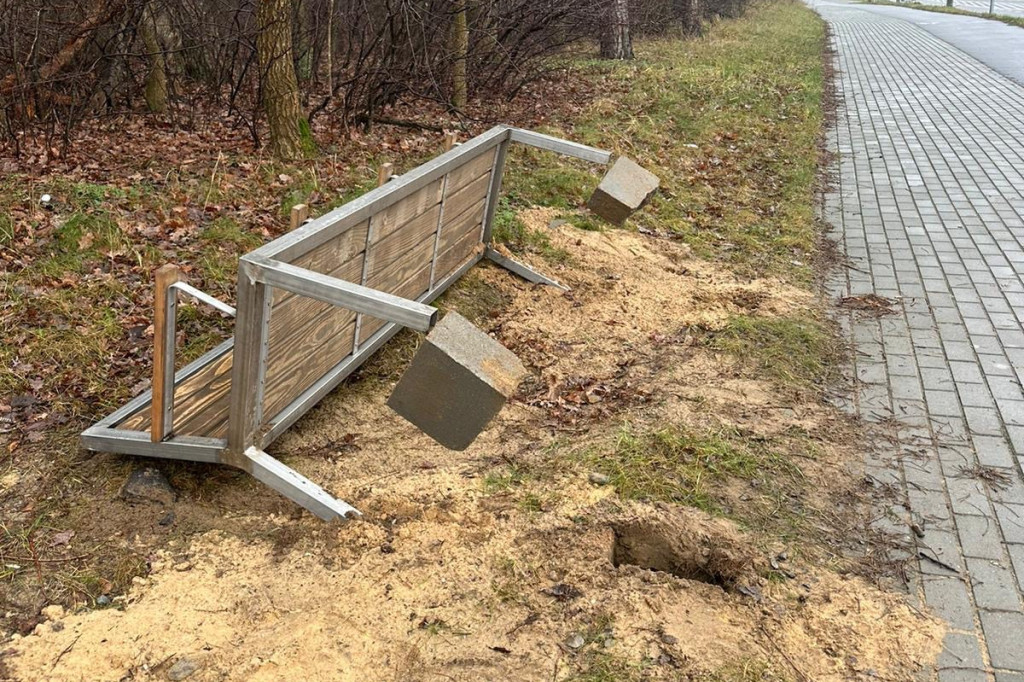 Wandale wyrwali nową ławkę przy rondzie Falbanka