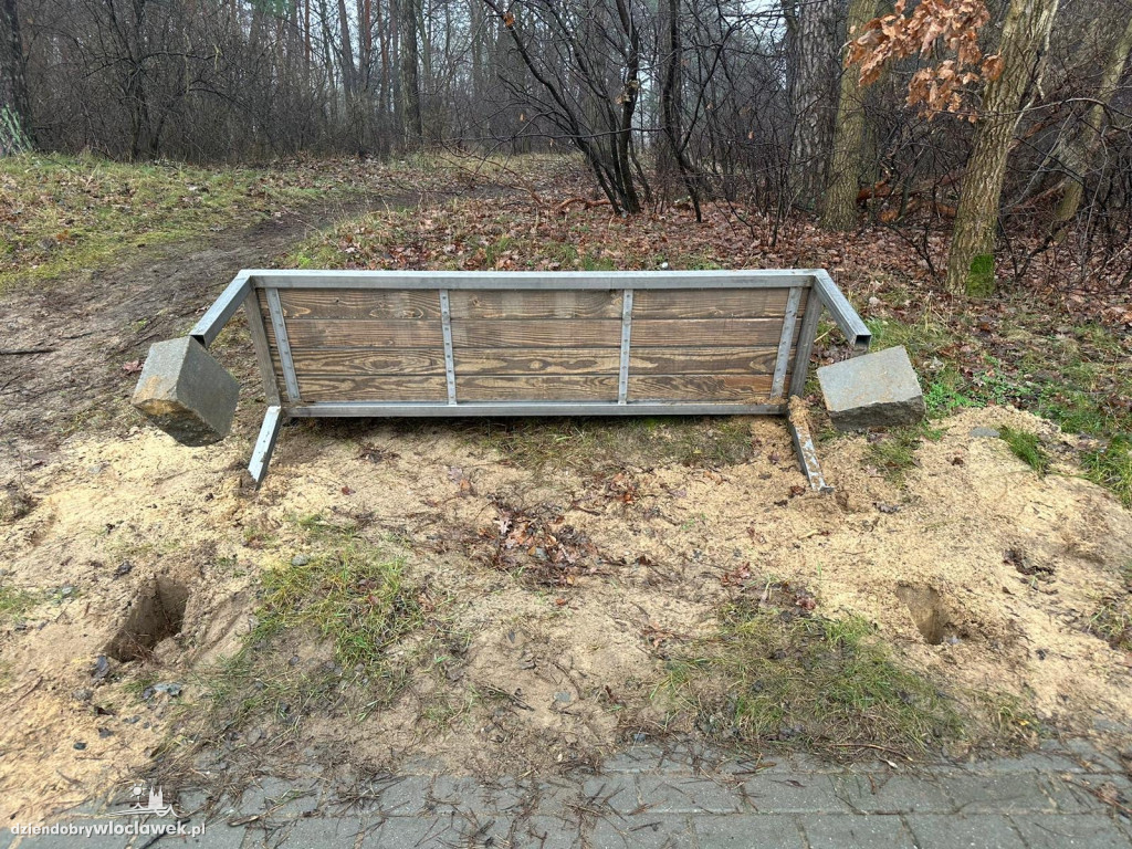 Wandale wyrwali nową ławkę przy rondzie Falbanka