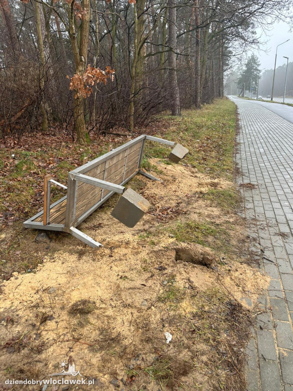 Wandale wyrwali nową ławkę przy rondzie Falbanka