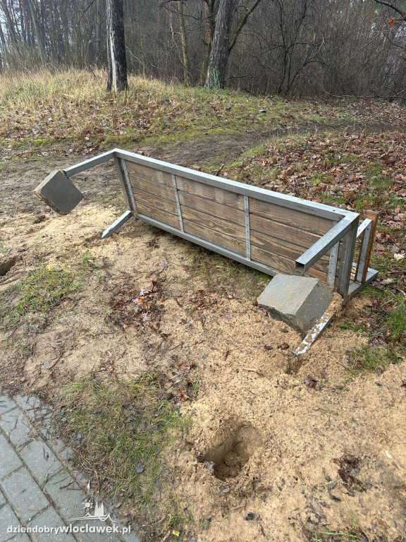 Wandale wyrwali nową ławkę przy rondzie Falbanka