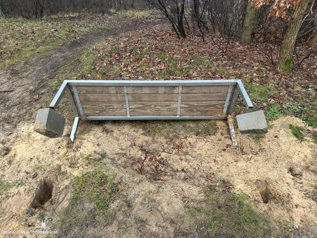 Wandale wyrwali nową ławkę przy rondzie Falbanka
