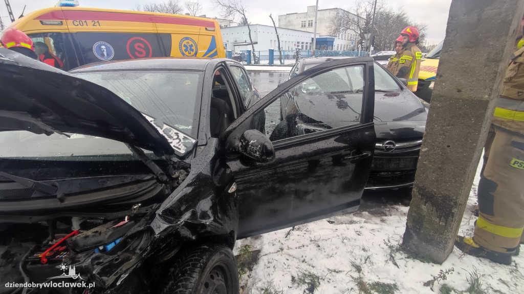 Zderzenie 3 aut na skrzyżowaniu Wiejskiej i Plant