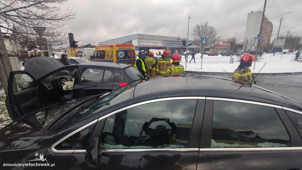 Zderzenie 3 aut na skrzyżowaniu Wiejskiej i Plant