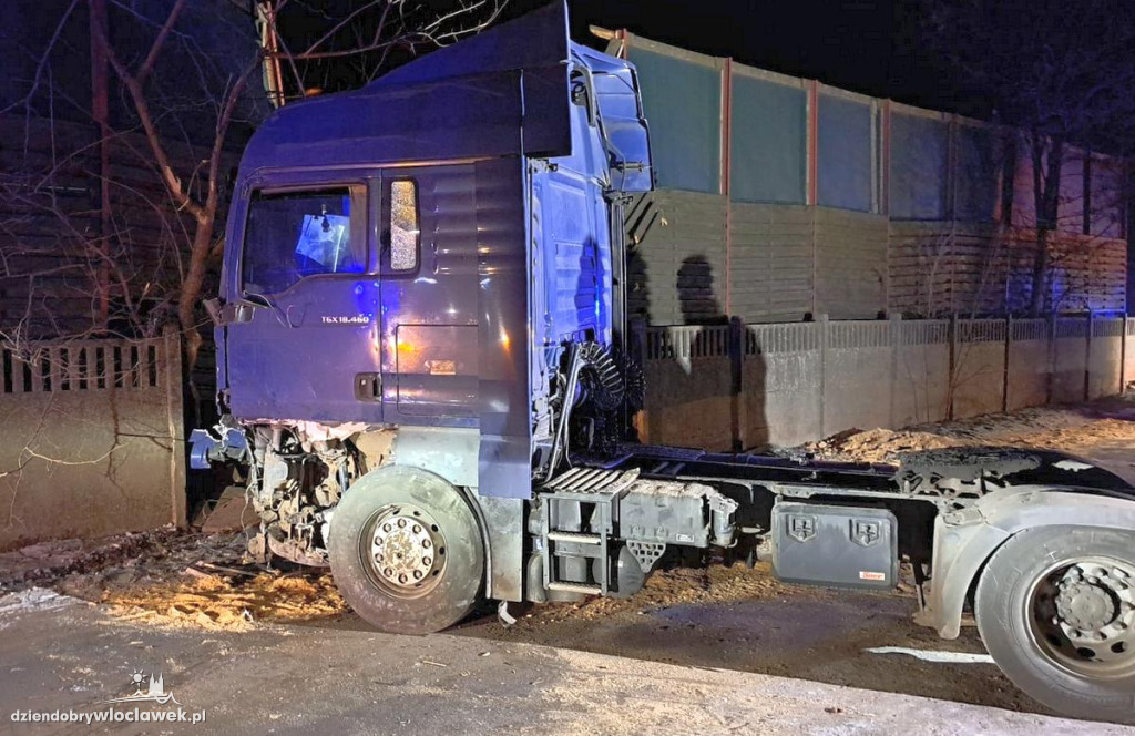 Zasnął za kierownicą i wjechał w ogrodzenie