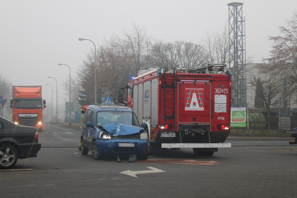 Kolizja dwóch pojazdów na ulicy Łęgskiej