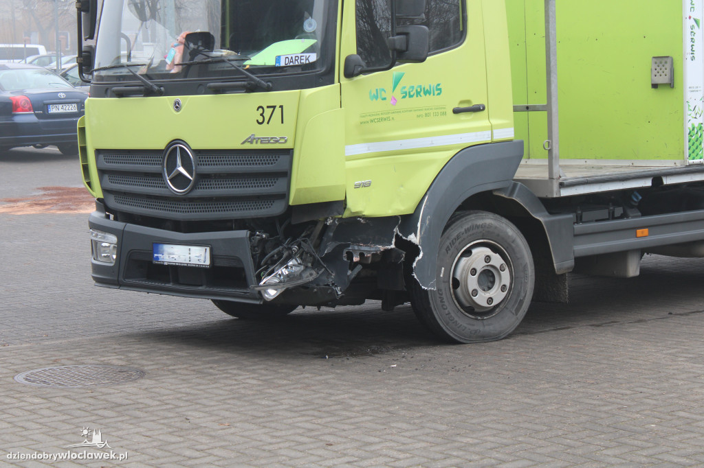 Kolizja dwóch pojazdów na ulicy Łęgskiej