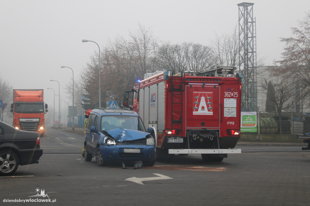 Kolizja dwóch pojazdów na ulicy Łęgskiej