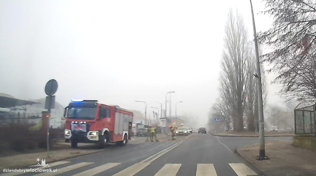 Kolizja dwóch pojazdów na ulicy Łęgskiej