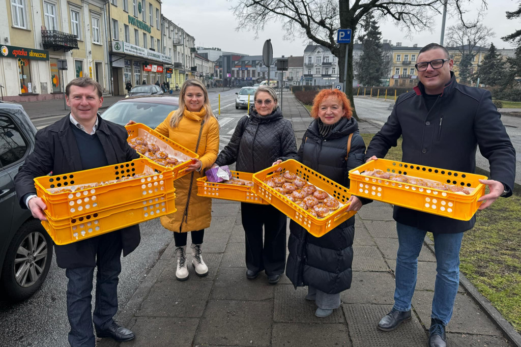Tłusty Czwartek 2025: Radni KO rozdają pączki