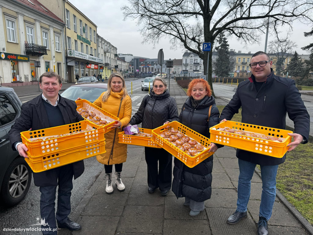 Tłusty Czwartek 2025: Radni KO rozdają pączki