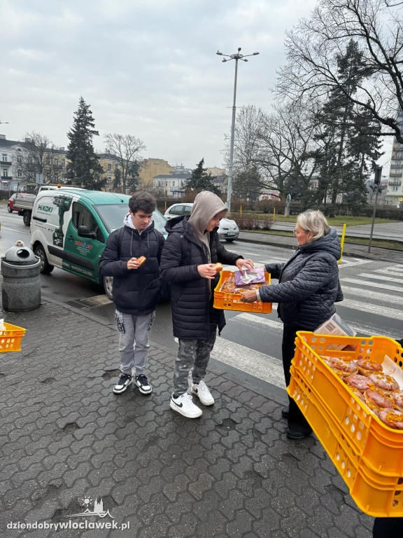 Tłusty Czwartek 2025: Radni KO rozdają pączki