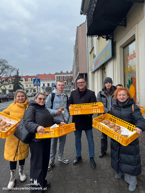 Tłusty Czwartek 2025: Radni KO rozdają pączki