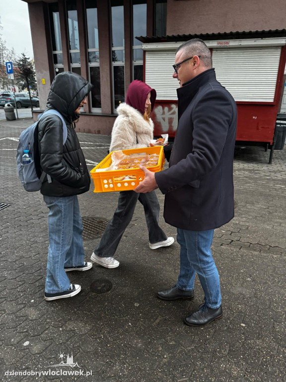 Tłusty Czwartek 2025: Radni KO rozdają pączki