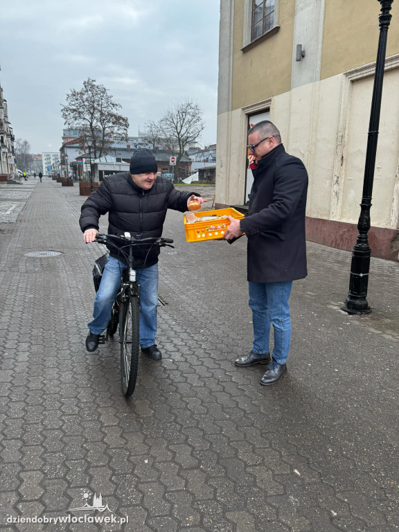 Tłusty Czwartek 2025: Radni KO rozdają pączki