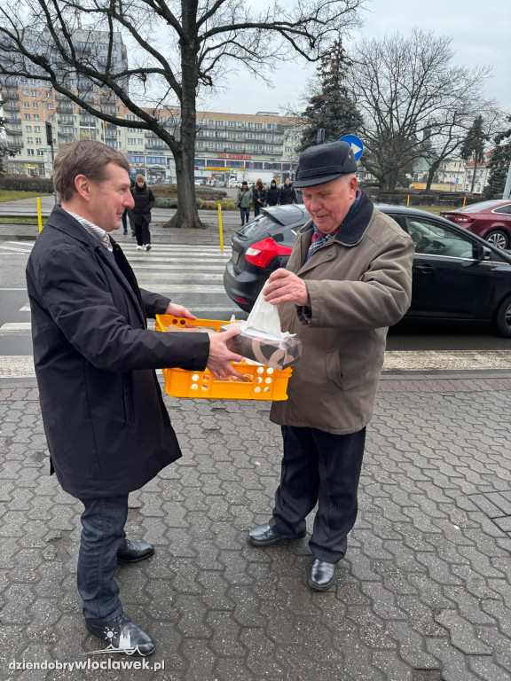 Tłusty Czwartek 2025: Radni KO rozdają pączki
