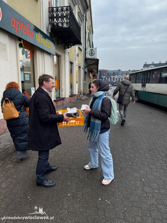 Tłusty Czwartek 2025: Radni KO rozdają pączki