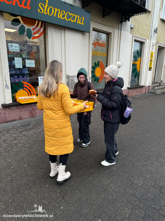 Tłusty Czwartek 2025: Radni KO rozdają pączki
